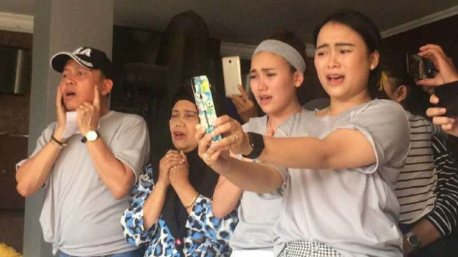Ayu Ting Ting dan keluarga.