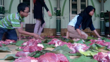 Daging kurban dibungkus daun jati dan daun pisang di masjid di DIY