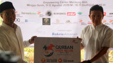 Penyerahan hewan qurban secara simbolik oleh Anindya Novyan Bakrie.