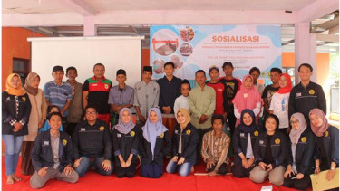 Panitia dan Peserta Sosialisasi melakukan sesi foto bersama (2/8).