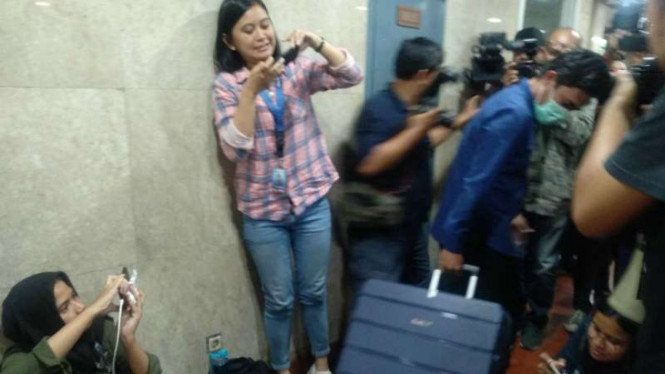 Penyidik KPK membawa koper setelah menggeledah ruang anggota DPR beberapa waktu lalu.