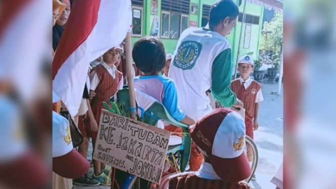 Sudarji (43) beserta putri semata wayangnya, Anggun (4), Warga dari RT/RW 09/02 Dusun Bulu, Desa Bulurejo, Kecamatan Rengel, Kabupaten Tuban, yang nekat berangkat ke Jakarta menggunakan sepeda ontel, agar bisa bertemu langsung dengan Presiden Joko Widodo.