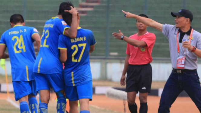 Para pemain Bandung United merayakan gol.