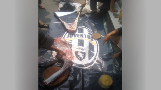 Spanduk klub kesayangan dijadikan alas daging kurban.