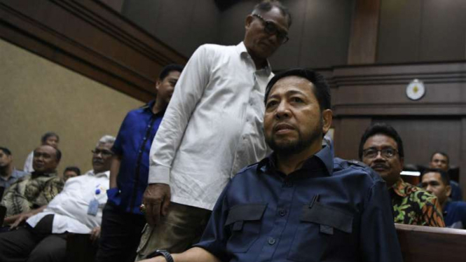 Penampilan baru Setya Novanto, saat  bersaksi di sidang suap proyek PLTU Riau-1.