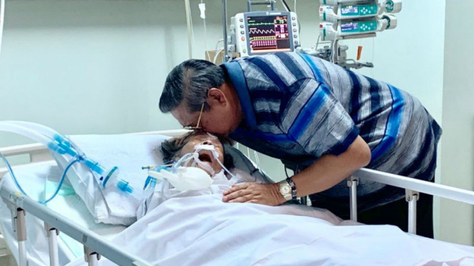 SBY bersama Ibundanya yang tengah dirawat.
