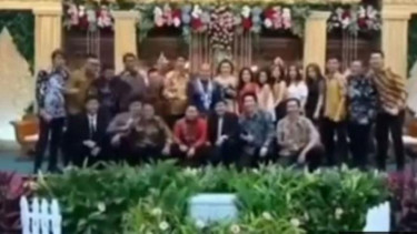 Ilustrasi hadiri pesta pernikahan teman.