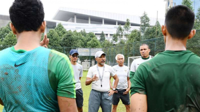 Pelatih Fakhri Husaini.