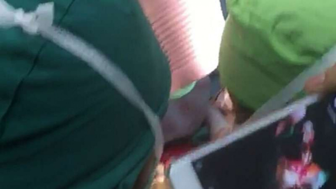 Operasi mengeluarkan benda dari dalam perut.