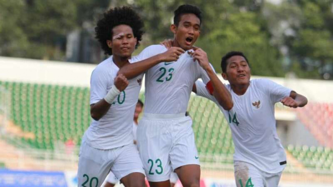 Pemain Timnas Indonesia U-18 merayakan gol Rizky Ramadhani (tengah)
