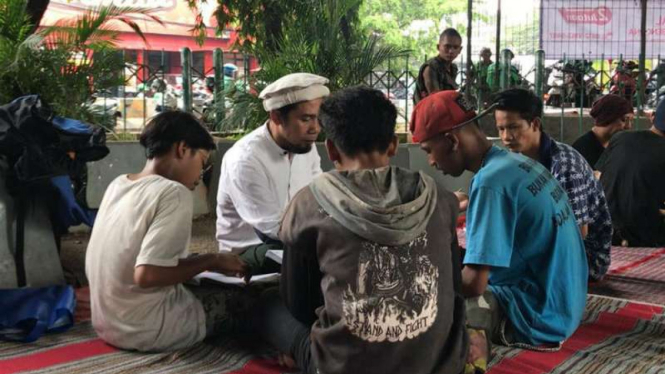 Foto Ilustrasi: Anak-anak punk tengah mengaji di kolong fly over Tebet, Jakarta Selatan.