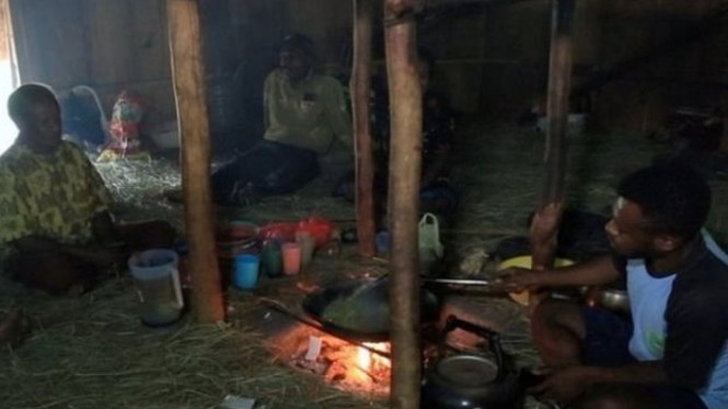 Para pengungsi Nduga di Wamena, menumpang kerabat. - BBC