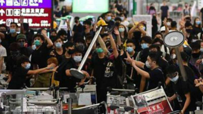 Massa demonstrasi berada di Bandara Internasional Hong Kong