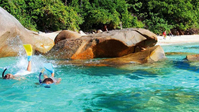 Jalan-jalan ke pulau.