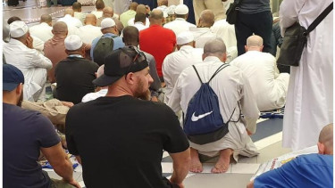 Salat qasar di Masjid Alkhaif Mina.