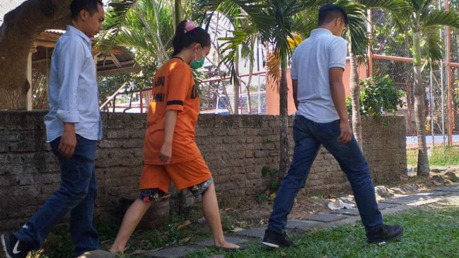 Vina (tengah) tersangka video porno 'Gangbang' Garut.