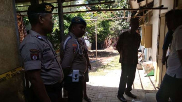 Petugas Polsek Mergangsan mengecek rumah seorang dosen UGM yang ditemukan gantung diri