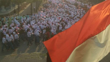 Kirab dan pengibaran bendera Merah Putih super raksasa.
