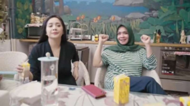 Meja makan di rumah Rieta Amalia