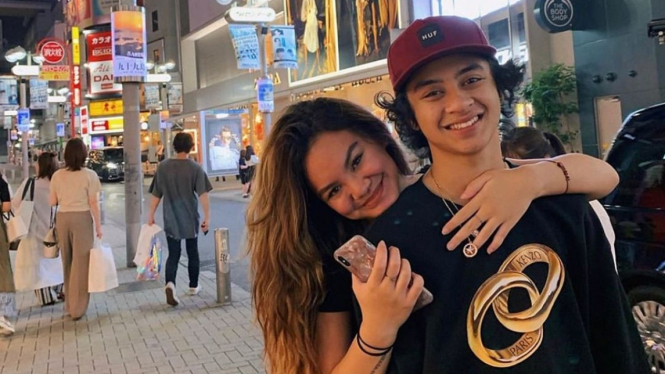 Kemesraan Shafa Harris dan Bastian Steel