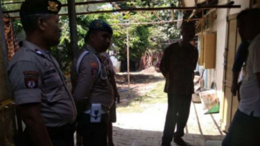 Petugas Polsek Mergangsan mendatangi rumah dosen UGM yang gantung diri