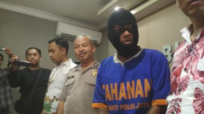 Tersangka penjual istri untuk threesome di Mabes Polda Jawa Timur.