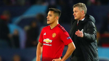 Penyerang Manchester United, Alexis Sanchez (kiri), dan Ole Gunnar Solskjaer