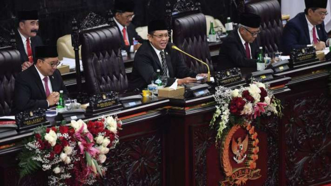 Ketua DPR Bambang Soesatyo (kedua kiri) 