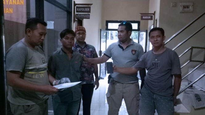 Najib Khoir (dua dari kiri) pelaku jambret yang diamuk massa. (FOTO: Istimewa)