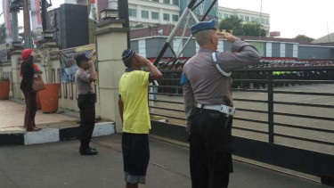 Kong Nur (baju kuning) ikut upacara HUT RI ke 74 dari luar Polresta Depok.