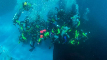 Pengibaran bendera Merah Putih seluas 1.014 meter persegi di dasar Teluk Manado