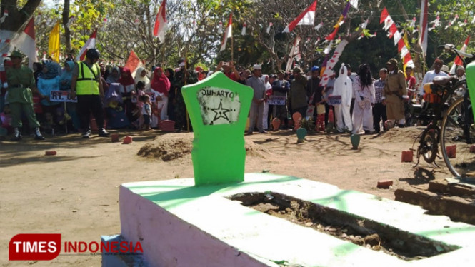 Upacara kemerdekaan ke-74 RI di tempat pemakaman umum (TPU) Kelurahan Kraksaan Wetan, Kecamatan Kraksaan, Kabupaten Probolinggo. (FOTO: Dicko W/TIMES Indonesia)