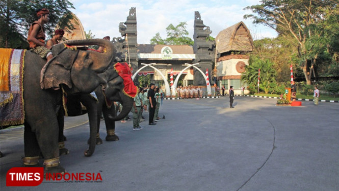 Upacara Bendera dalam rangka memperingati HUT ke-74 RI di Bali Safari and Marine Park. (FOTO: Bali Safari and Marine Park)