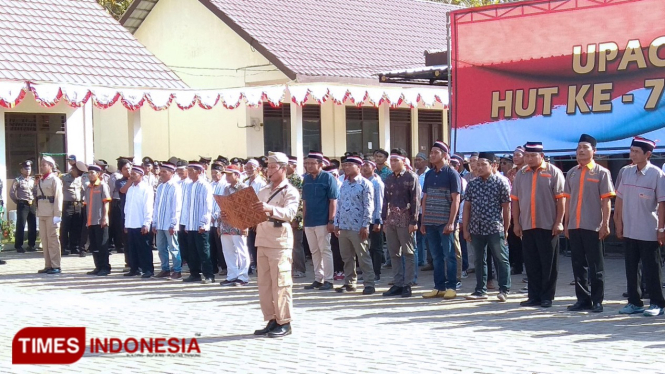 Hamim Tohari memimpin pembacaan ikrar kesetiaan kepada NKRI dalam upacara HUT RI ke-74, Sabtu (17/8/2019). (FOTO: MFA Rohmatillah/TIMES Indonesia)