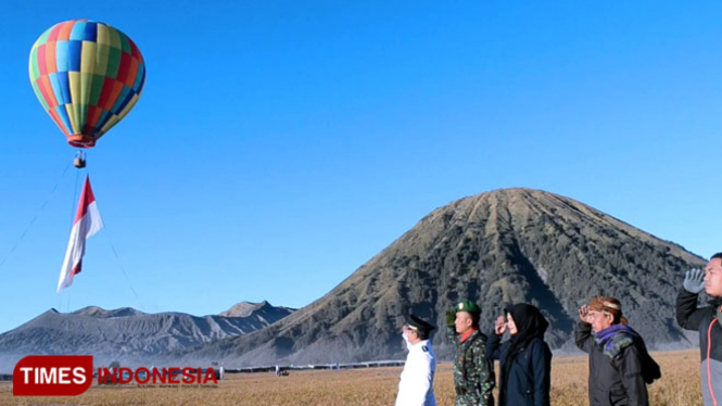 Pengibaran bendera merah putih raksasa dengan balon udara di Bromo. (FOTO: Puji Anugrah for TIMES Indonesia)