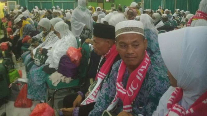 Jemaah haji kelompok terbang (kloter) Surabaya.