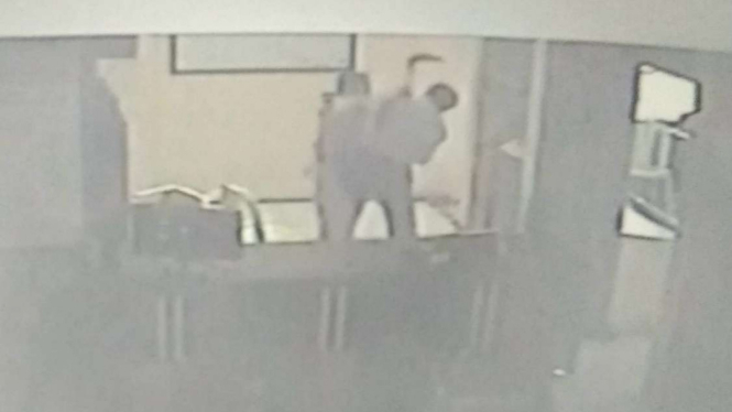 CCTV detik-detik pelaku membacok polisi di Polsek Wonokromo, Kota Surabaya.