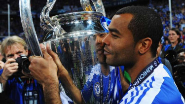 Ashley Cole saat membawa Chelsea juara Liga Champions 2011/2012