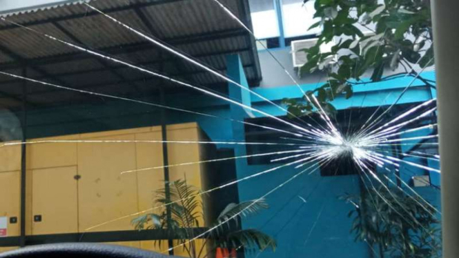 Korban pelemparan batu di tol.