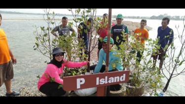 Kegiatan penanaman bakau (mangrove) di Pulau P oleh nelayan sekitar, Jumat (16/8).