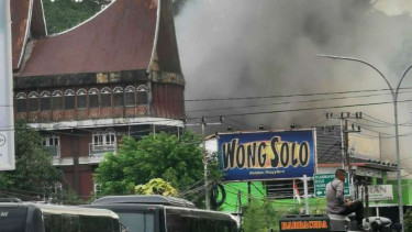 Restoran Wong Solo di Sorong, Papua Barat, jadi sasaran pembakaran massa.