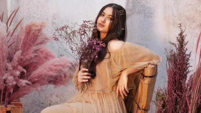 Stephanie Poetri terkenal lewat lagu I Love You 3000