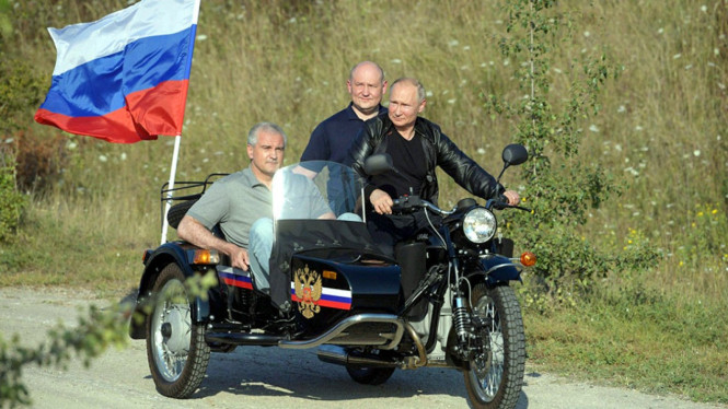 Presiden Rusia, Vladimir Putin (memegang setang)