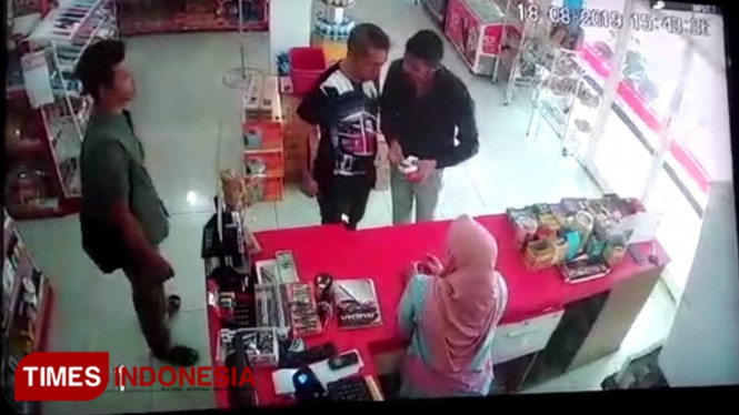 Aksi pencurian uang jutaan rupiah mini oleh dua WNA di Mini Market, Banyuwangi (Foto : Roghib Mabrur/Times Indonesia)