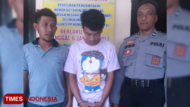 Unit Reskrim Polsek Diwek menangkap Ahmad Ihsanul Fajari karena mengedarkan sekaligus mengkonsumsi sabu-sabu. (FOTO: Moh Ramli/TIMES Indonesia)