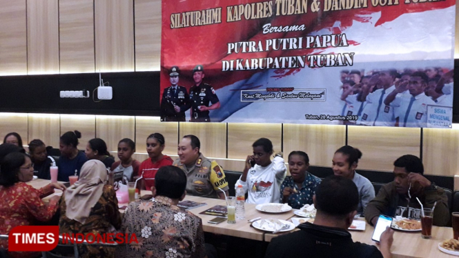 Kapolres Tuban beserta jajarannya saat berbincang bersama putra-putri asal Papua, Rabu, (21/08/2019) (Foto: Achmad Choirudin/TIMES Indonesia)