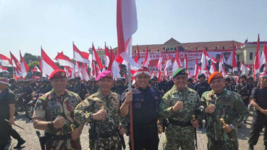 Dankor Brimob Polri Irjen Pol Anang Rivandoko (tengah bawa bendera merah putih).