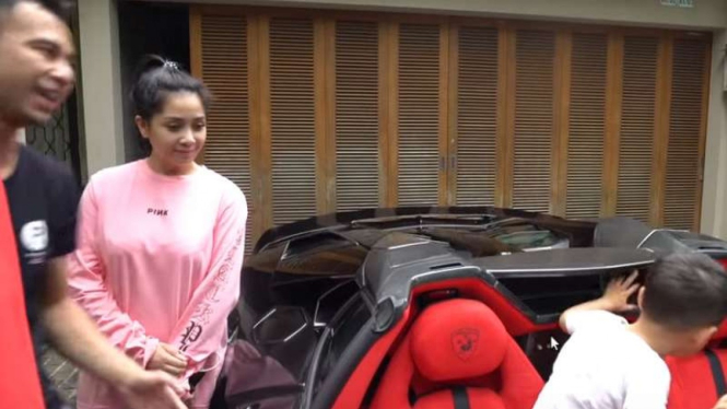 Raffi Ahmad, Nagita Slavina, dan Rafathar menjajal interior mobil Lamborghini