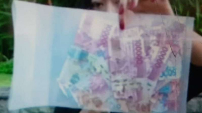 Putri Buddin dengan uangnya.