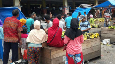Pedagang melihat Pasar Thumburuni, Fakfak, yang terbakar saat kerusuhan